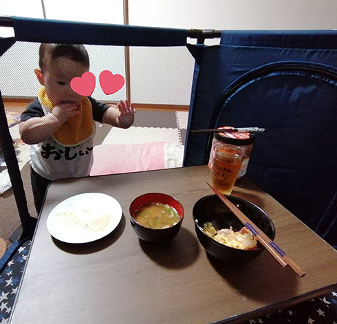 ベビーサークルの中からみた赤ちゃん