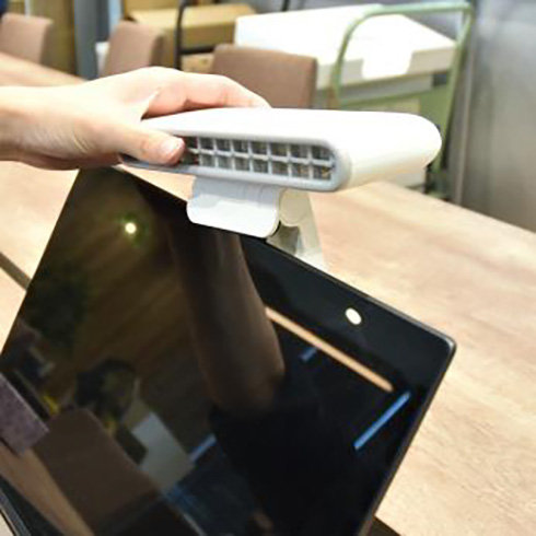 気分はまるで山のふもとで仕事中？　吹き下ろし風で手汗をかわかす小型扇風機が登場