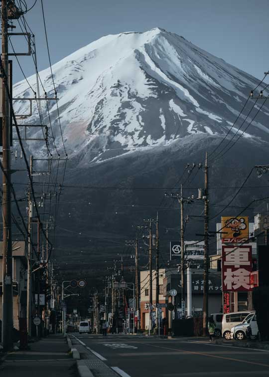 街中から見た 富士山 存在感 写真 山梨