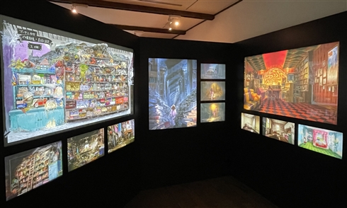 美術設定のコーナーでは、作中に登場するいろいろな場所を大きなサイズで展示。美設をこんなサイズで目にする機会はなかなかないので、作品世界に迷い込んだような感覚が味わえます。