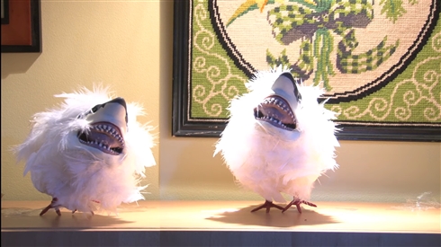 ふわかわいい空飛ぶ人喰い生物“サモメ”　B級映画発の「サメ×カモメ」が謎のブームを巻き起こしている