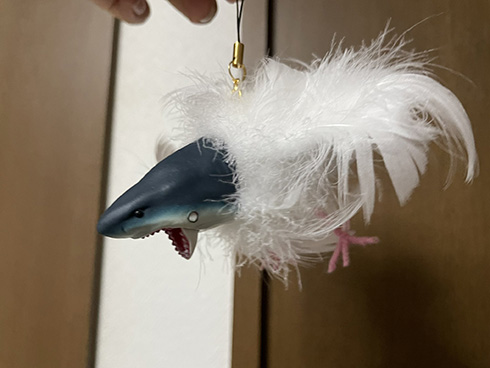 ふわかわいい空飛ぶ人喰い生物“サモメ”　B級映画発の「サメ×カモメ」が謎のブームを巻き起こしている