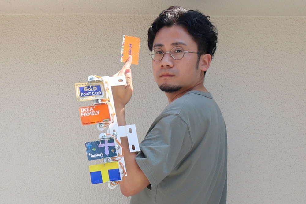 「令和のデュエルディスクか」「遊戯王みがすごい」　ポイントカードをスマートに取り出し発射できる謎マシンが完成