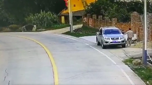 タイヤ トラック 事故