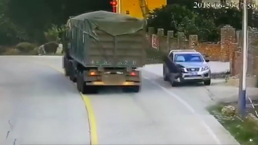 タイヤ トラック 事故