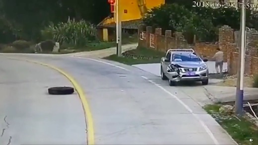 タイヤ トラック 事故