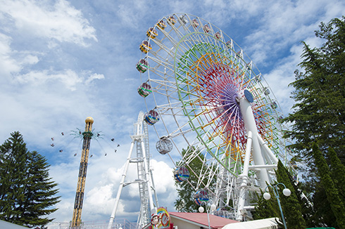 吹きさらしの檻に収監される“お仕おき檻覧車”　富士急ハイランドに新アトラクション「監ごくん 牢ごくん」が登場