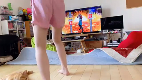 床に寝ころぶボブくん