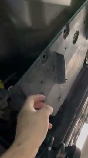 客のプリウス 猫の声 子猫 救出