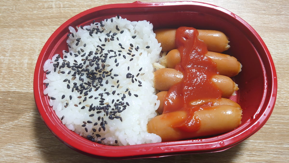 100円ローソンに“おかずがウインナーのみ”の潔すぎる弁当登場　部長が10年間商品部を説得して実現