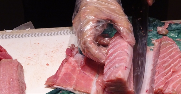 魚をさばく様子