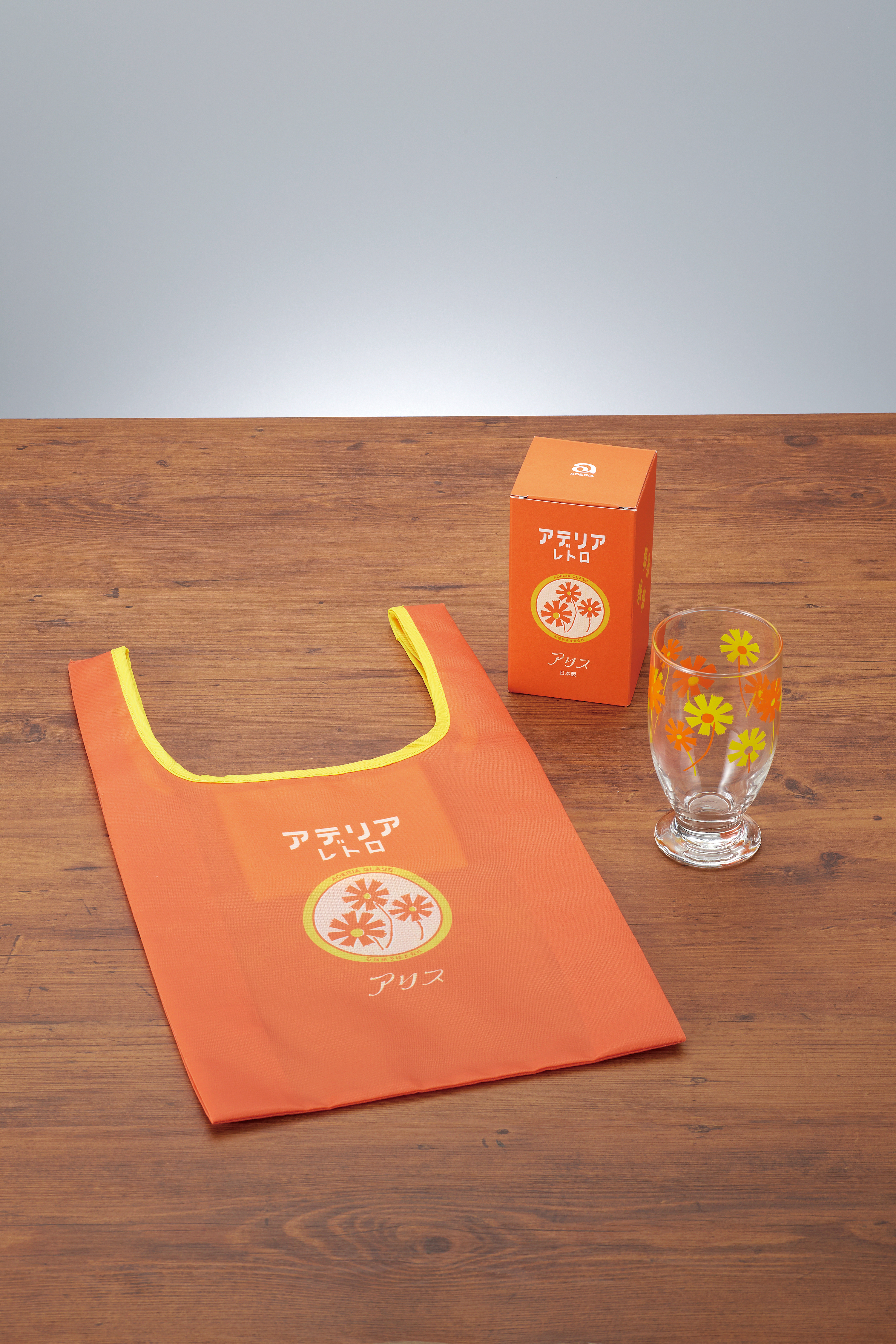 おばあちゃんちで見た柄だ！　昭和のグラス「アデリアレトロ」のパッケージがエコバッグに