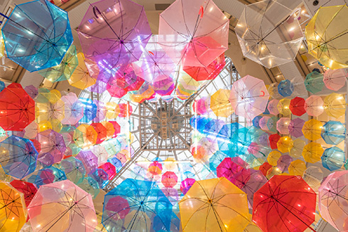 天に昇るようなカラフルな傘　展示「アンブレラスカイ」が綺麗すぎる