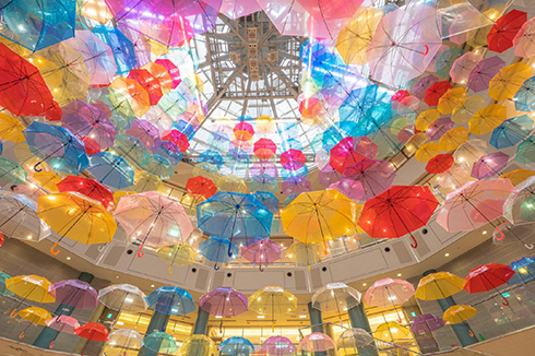 天に昇るようなカラフルな傘　展示「アンブレラスカイ」が綺麗すぎる