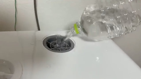 食洗機のボトル給水でビチャビチャ→「イラっときたので作った」　3Dプリンタですっきり解決した方法にいいね殺到