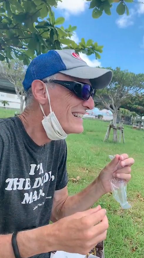 お父さんに「色が見えるメガネ」をプレゼントした動画が感動的