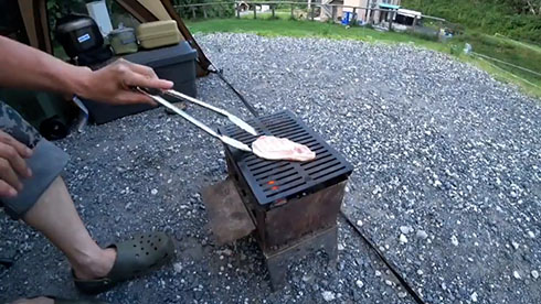 肉をひっくり返したところ