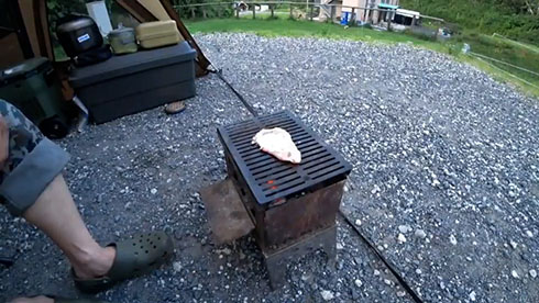 肉が焼けるのを待っているところ