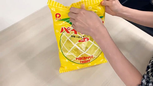 パインアメソープ商品袋を開けるところ