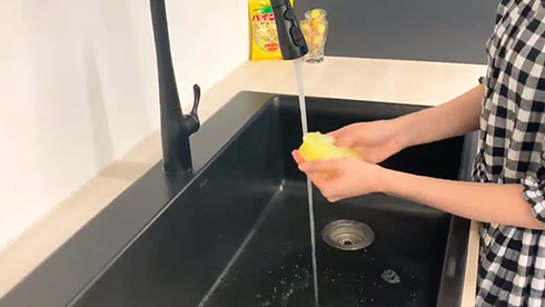 パインアメソープで手を洗っているところ