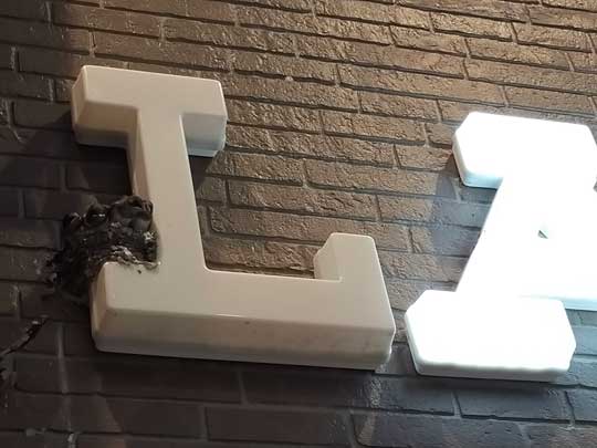 ローソン ツバメ 照明を落とす 