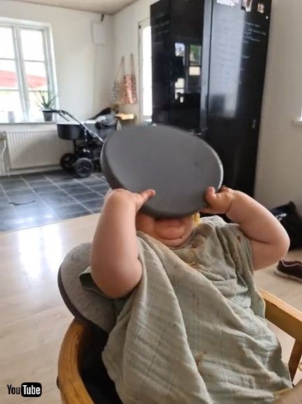 「Baby Pours Plate of Pasta Straight Onto Her Face || ViralHog」