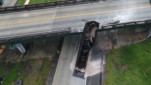 交通事故 大型トラック 高架橋 橋面 1.8メートル ズレ ジョージア州