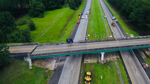 交通事故 大型トラック 高架橋 橋面 1.8メートル ズレ ジョージア州