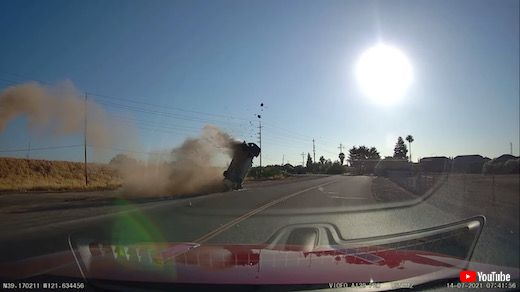 交通事故 海外 カースタント 大ジャンプ ドラレコ