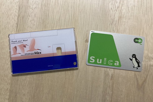 新幹線E4系パスケースに思わぬ隠れ仕掛け 何か窓が怪しいぞと