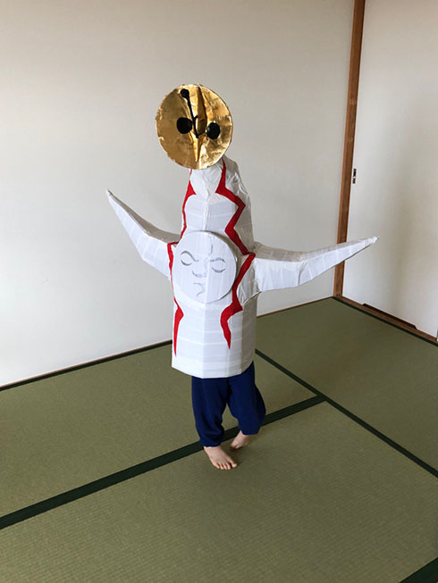 太陽の塔をかぶって歩く5歳児