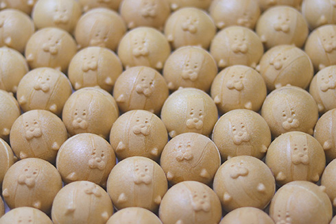 転がる姿をずっと眺めていたくなる和菓子　ころころなアザラシ最中がかわいい