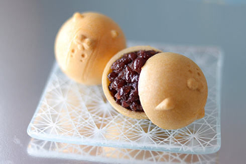 転がる姿をずっと眺めていたくなる和菓子　ころころなアザラシ最中がかわいい