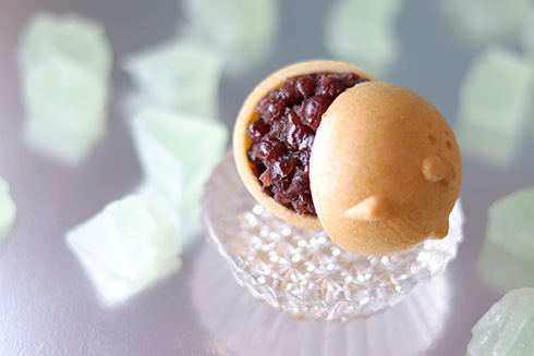 転がる姿をずっと眺めていたくなる和菓子　ころころなアザラシ最中がかわいい