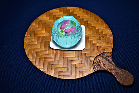 眺めているだけで涼しい気持ちに　金魚鉢を表現した和菓子がすてき