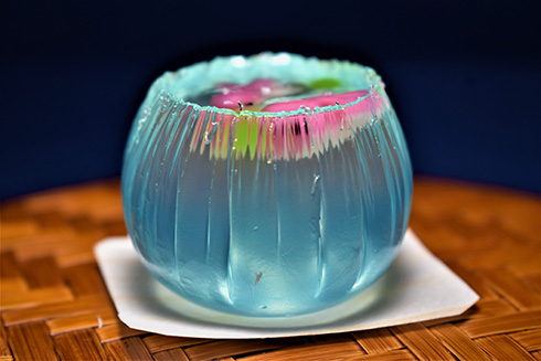 眺めているだけで涼しい気持ちに　金魚鉢を表現した和菓子がすてき