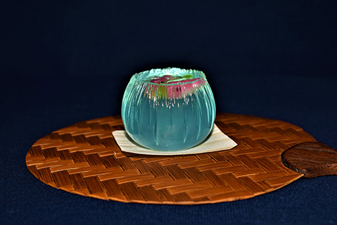眺めているだけで涼しい気持ちに　金魚鉢を表現した和菓子がすてき