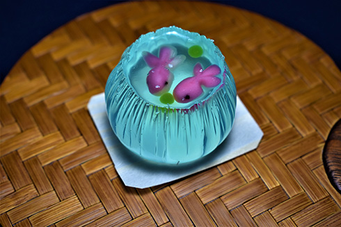 眺めているだけで涼しい気持ちに　金魚鉢を表現した和菓子がすてき