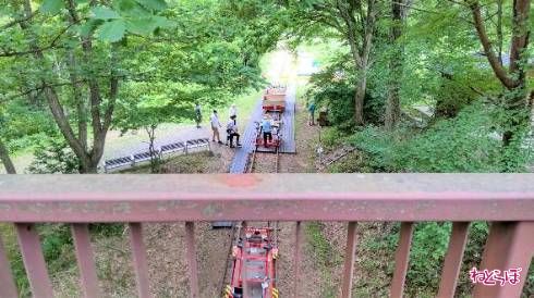 跨線橋の下にはレールバイク乗り場
