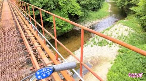 手を伸ばせば欄干に触れそうな距離