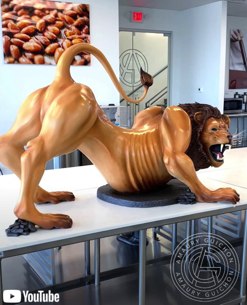 チョコレートで出来た迫力満点のライオン