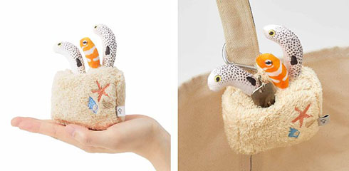 「チンアナゴのリールキーケース」をカバンに取り付けたところ