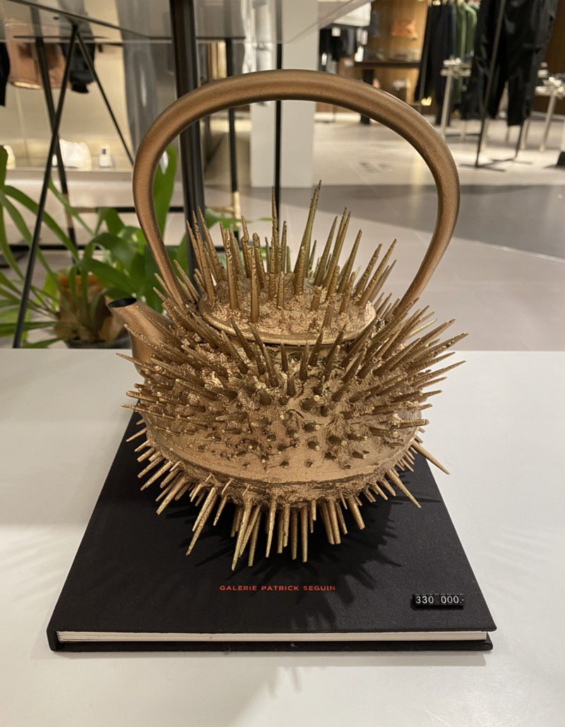 トゲトゲびっしりな南部鉄瓶が展示され話題に　「ウニ」「ヒャッハー！」「1000年後に武器だと思われそう」