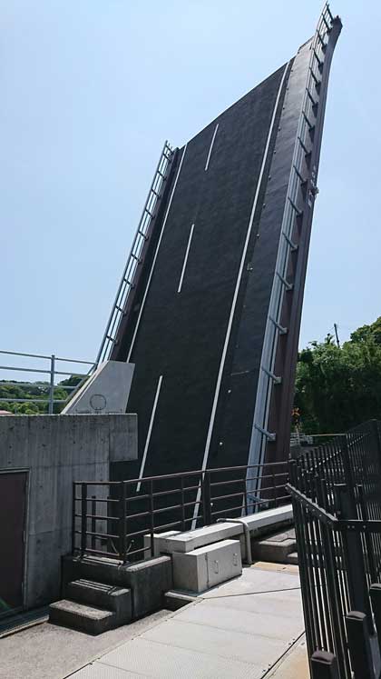 地面に突き刺さる 道路 手結港 可動橋 高知 香南市