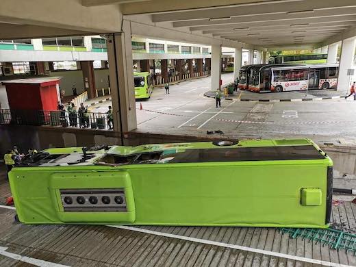 バス 転落 事故 シンガポール