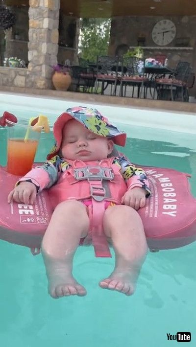 「Baby Relaxes in Pool || ViralHog」