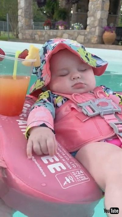 「Baby Relaxes in Pool || ViralHog」