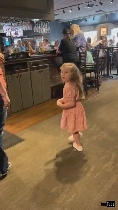 「Little Girl Meets Santa on Vacation || ViralHog」