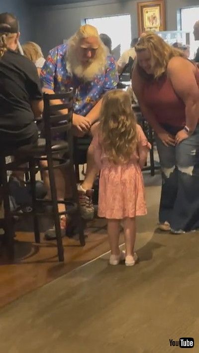 「Little Girl Meets Santa on Vacation || ViralHog」