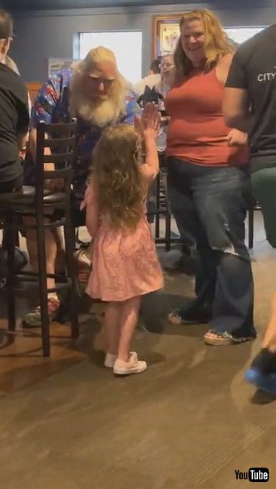 「Little Girl Meets Santa on Vacation || ViralHog」